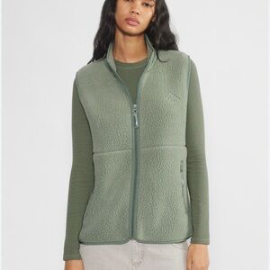 Aritzia TNA polartec thermal pro mockneck vest